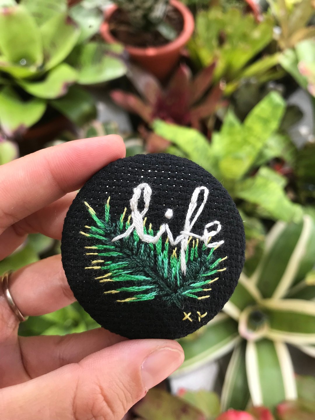 Wednesday 纯手工Tropical Plants Handmade 刺绣钮扣胸针 - 胸针 - 绣线 黑色