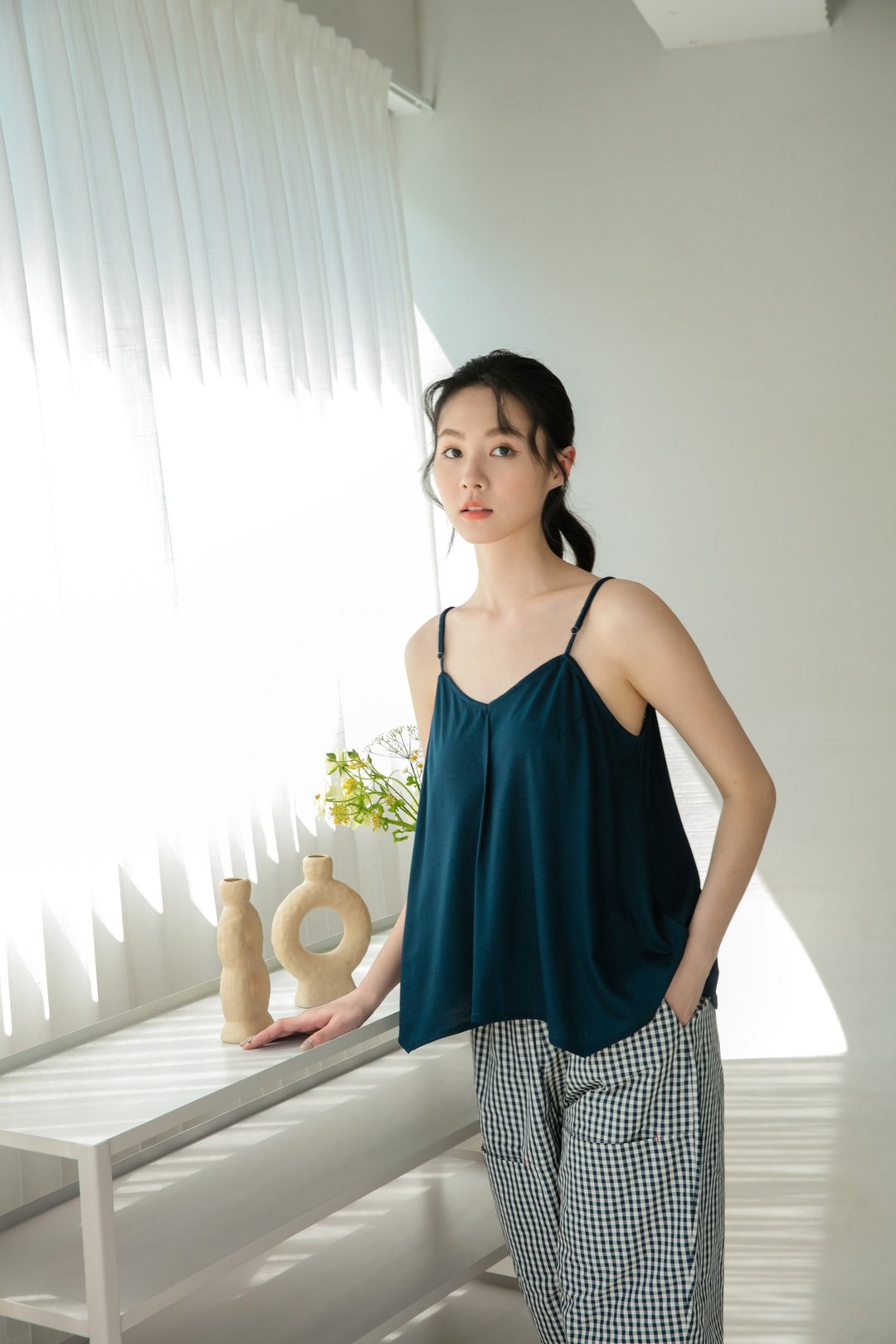【凉爽素材】天光丝山型可调式肩带上衣-蓝湖/内搭背心/小可爱 - 女装背心 - 其他人造纤维 蓝色