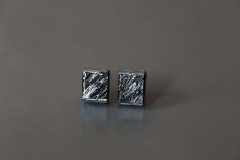 小银晖_黑银色 手绘耳环 (可改夹) - 耳环/耳夹 - 木头 银色