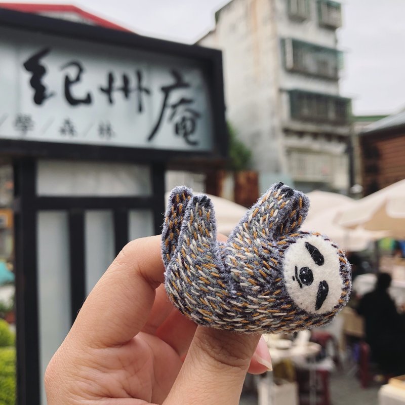 手工毛毛刺绣树懒别针 - 胸针 - 聚酯纤维 灰色