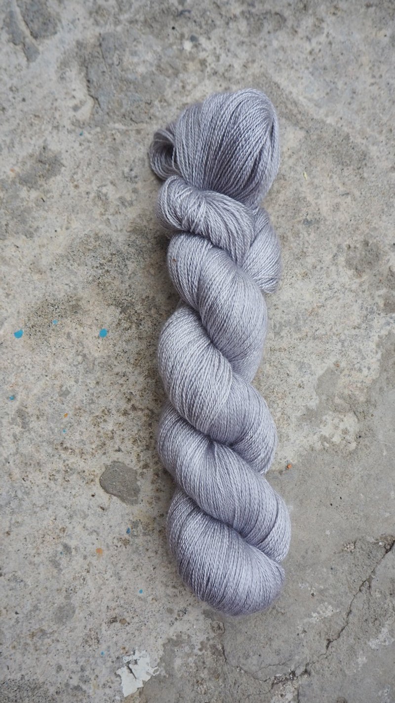 手染蕾丝线。银灰 (55 BFL/45 Silk) - 编织/刺绣/羊毛毡/裁缝 - 丝．绢 灰色