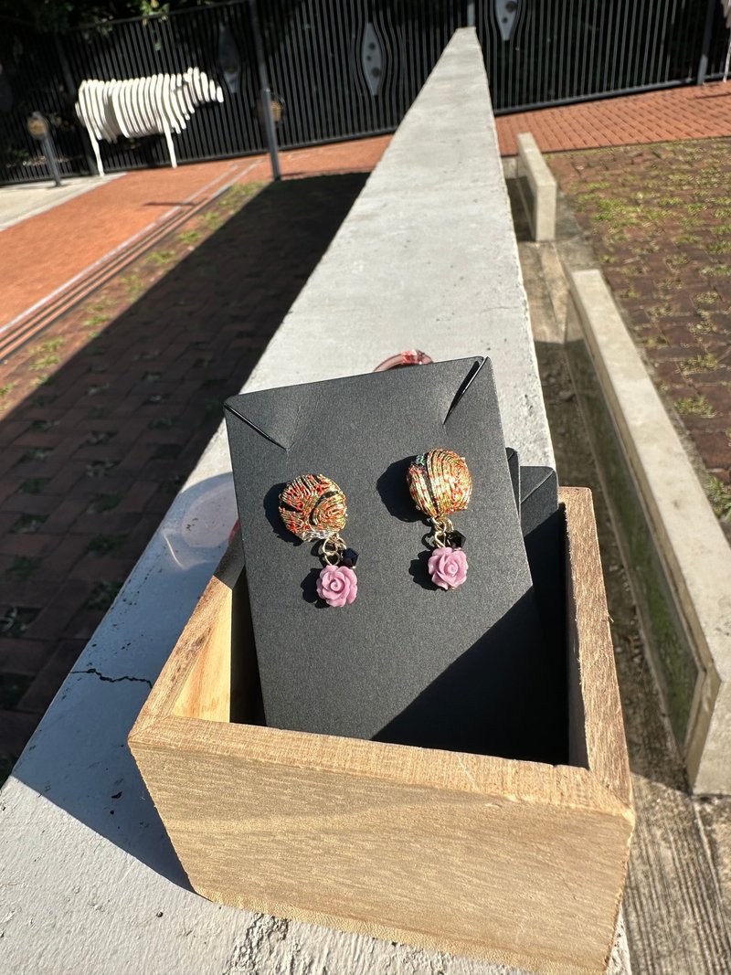 二手裙褂与玫瑰花 - 耳环 - 耳环/耳夹 - 其他材质 多色