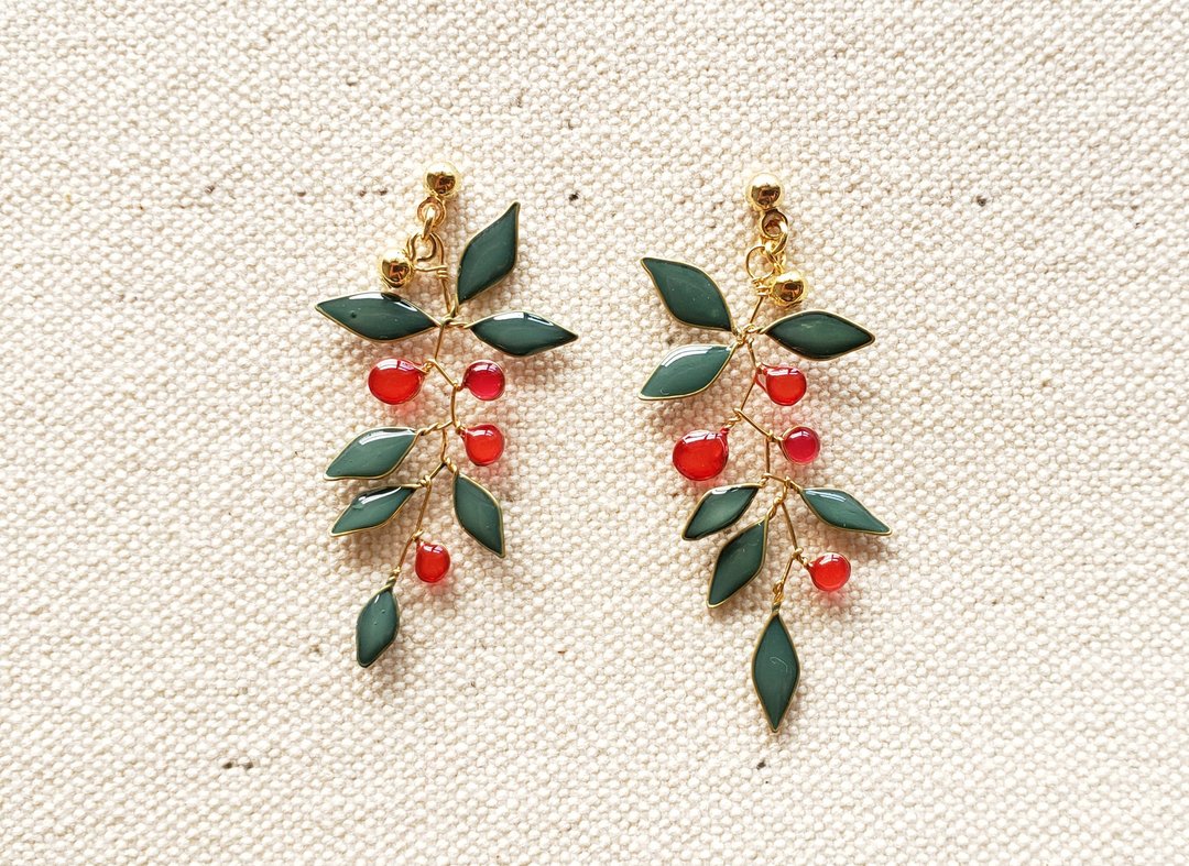 Leaf pierced or clip-on earring green x red - 耳环/耳夹 - 树脂 绿色