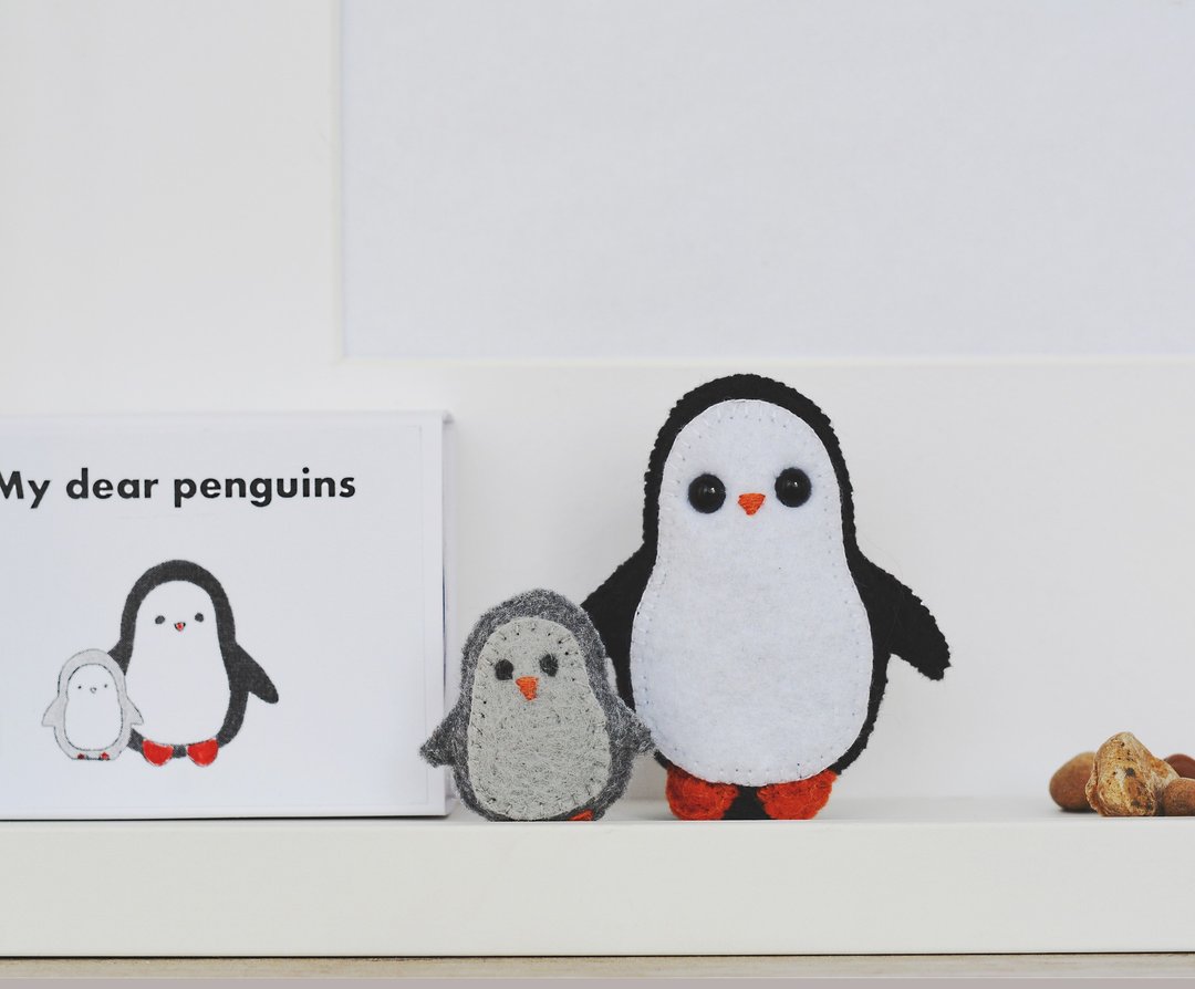 撲向媽媽懷抱的動  Tiny felt penguin in matchbox. Miniature animal. Penguin gifts. - 玩偶/公仔 - 其他人造纤维 灰色