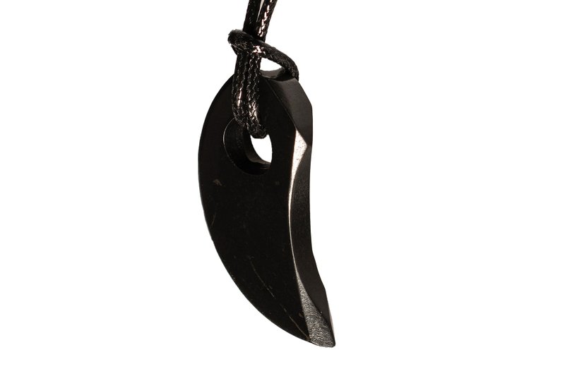 Shungite stone necklace Wolf Tooth - 项链 - 石头 黑色