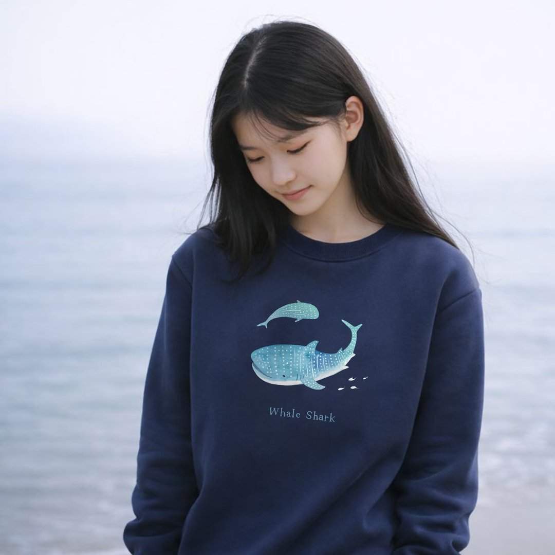 | 微光 Ocean | 暖冬大学 T~洄游鲸鲨 绅士蓝上衣 服饰 长袖 内刷毛 - 中性连帽卫衣/T 恤 - 棉 