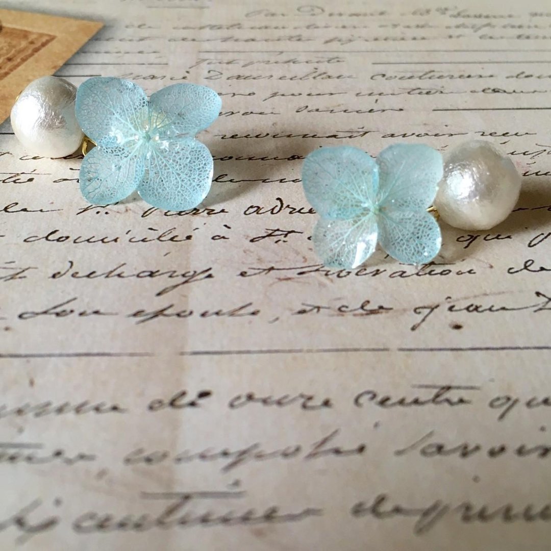 *Aquamarine*Hydrangea pierce and pearl catch - 耳环/耳夹 - 植物．花 黄色