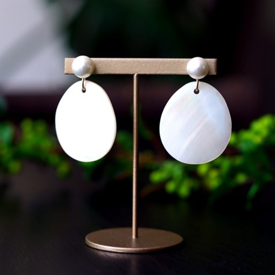 2way Shell Pearl and Oval White Shell Stud Earrings Celeste - 耳环/耳夹 - 宝石 白色