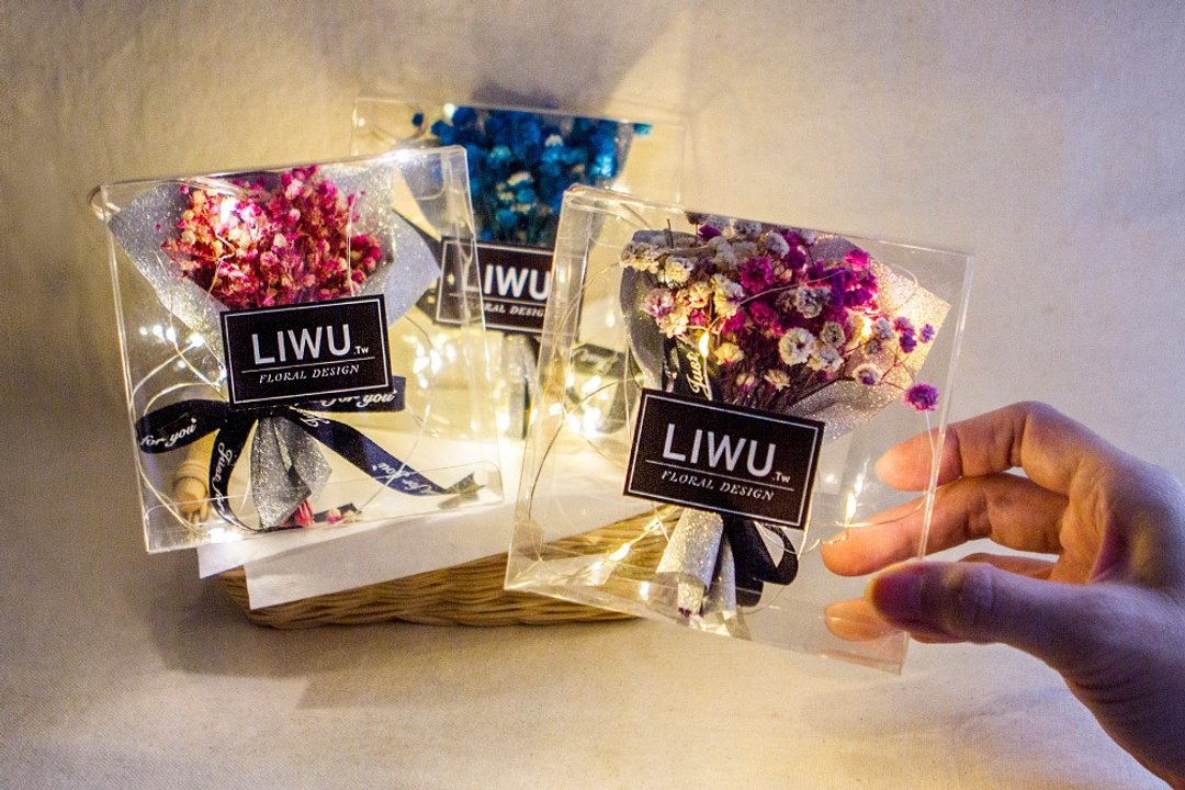 LIWU 闪闪亮干燥花满天星小花束 (透明盒装-附灯串) 情人节 生日 - 干燥花/捧花 - 植物．花 多色