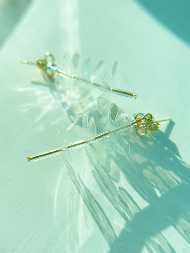 花花透明珠片耳环 - 耳环/耳夹 - 塑料 白色