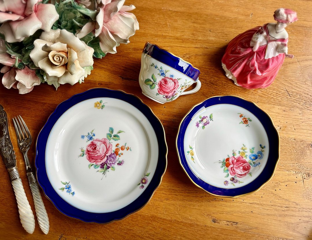 德国狮牌 Hutschenreuther 五彩花卉钴蓝饰带描金三件式花茶杯组 - 咖啡杯/马克杯 - 瓷 白色