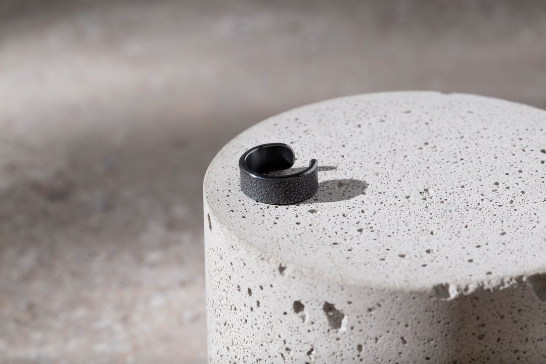 炭墨黑 革纹纯银耳扣 Emboss Texture Silver EarCuff - 耳环/耳夹 - 纯银 黑色