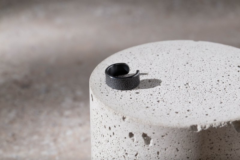 炭墨黑 革纹纯银耳扣 Emboss Texture Silver EarCuff - 耳环/耳夹 - 纯银 黑色