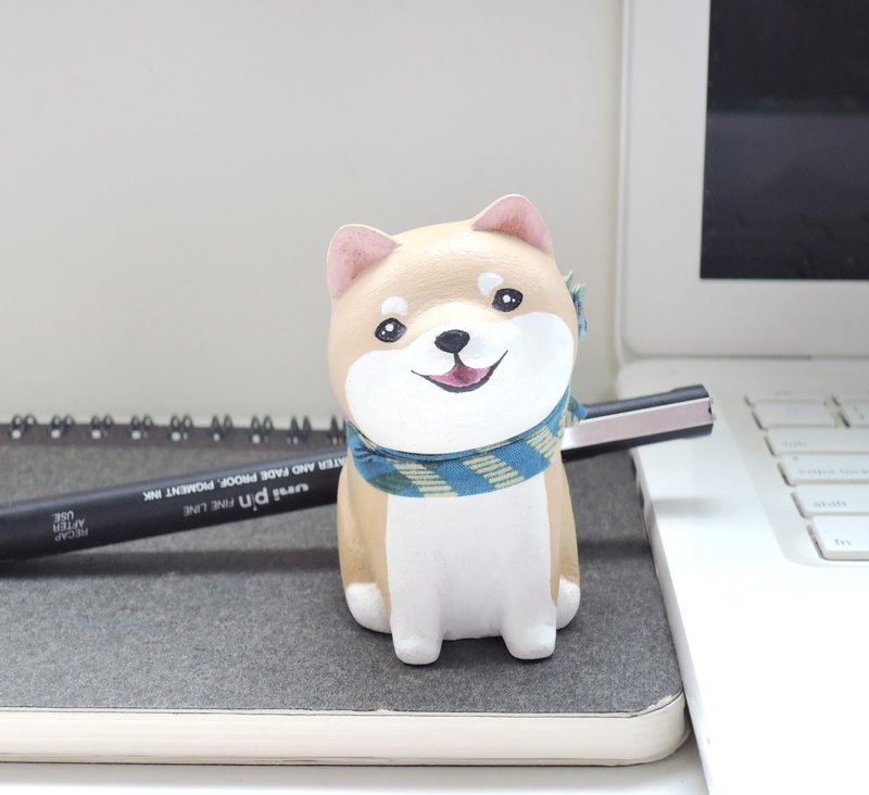 头歪歪包子脸小柴犬 公仔 笔架 纸镇 摆饰 手工木制疗愈小木雕 - 摆饰 - 木头 卡其色