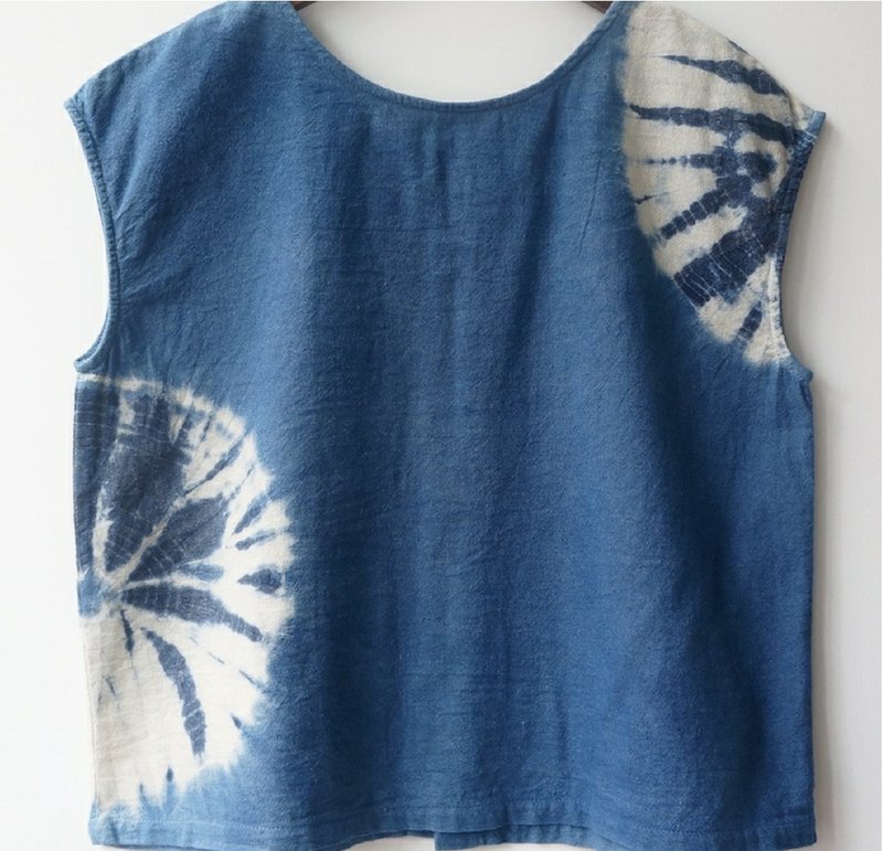 【棉麻手工蓝染】背面单排扣圆领小短袖上衣 - 女装上衣 - 棉．麻 蓝色