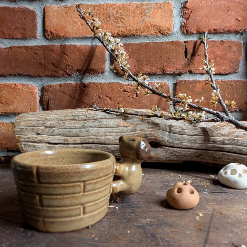 想泡汤的卡皮巴拉  浓缩咖啡杯 疗愈系 莺歌 手作 文创 陶茶杯 - 其他杯子 - 陶 卡其色