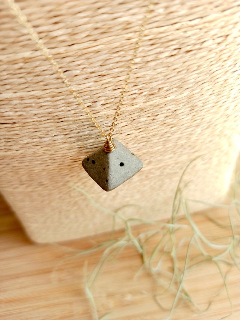 灰色角锥中空香水瓶精油瓶陶瓶+杏色四股结编绳 - 项链 - 陶 灰色