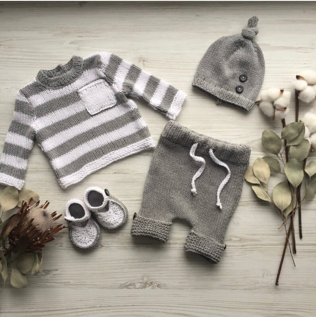 Hand knit white and grey clothing set for boy. Sweater, trousers, hat, booties. - 满月礼盒 - 其他材质 