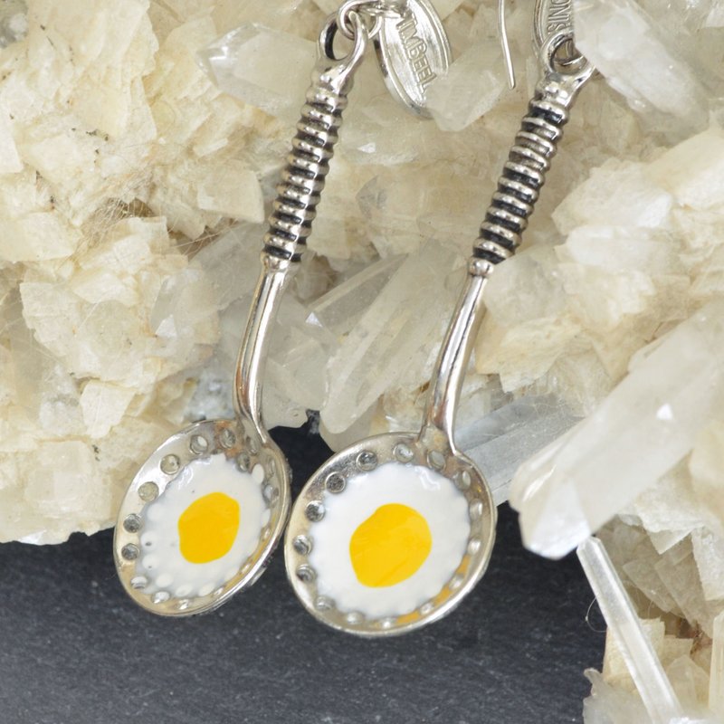 TIMBEE LO 煎蛋镬铲耳环 手工美食仿真鸡蛋零食FOOD EGG EARRING - 耳环/耳夹 - 其他金属 银色