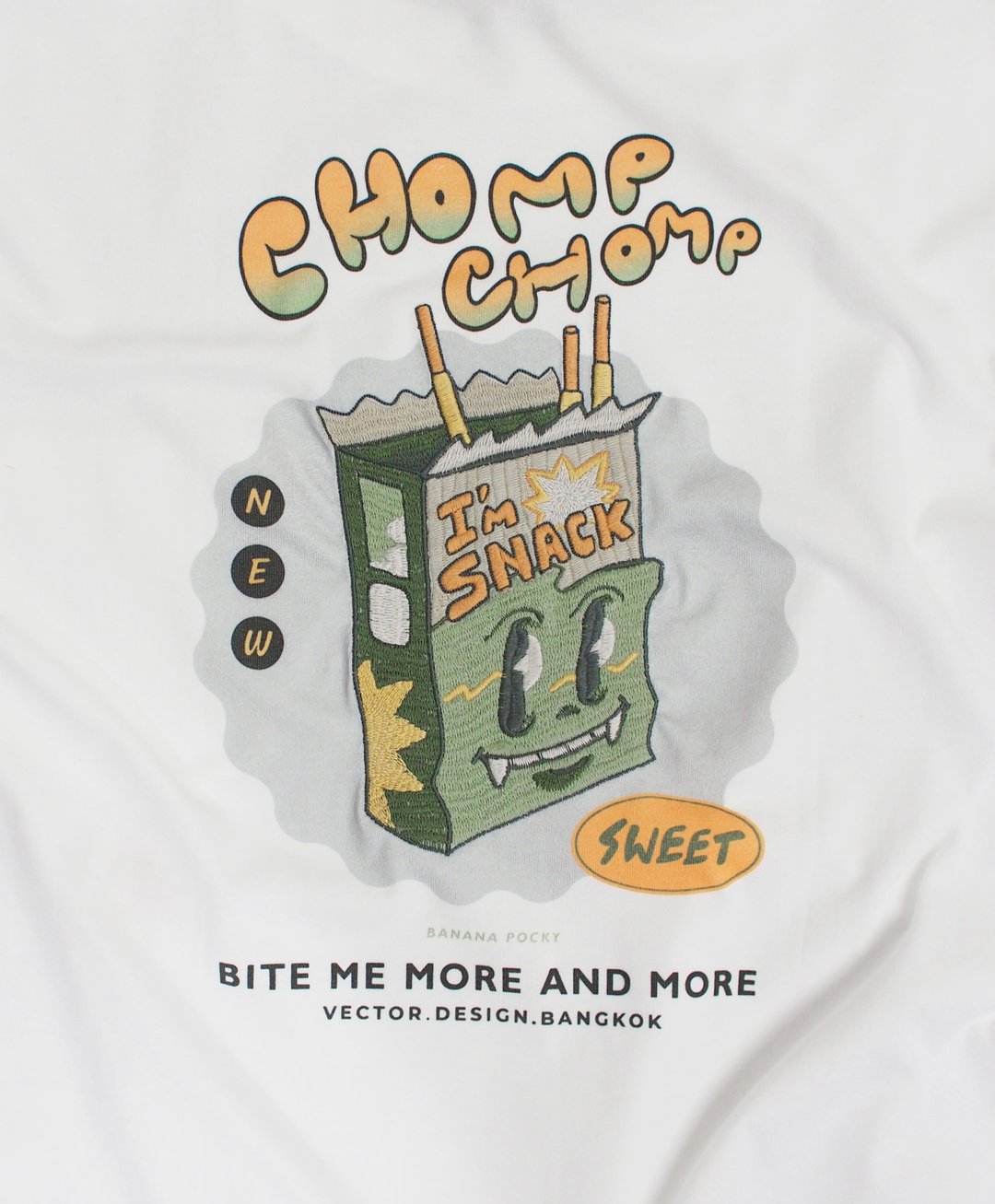 Oversize T恤，点缀着 chomp chomp 造型零食的刺绣与印花。 - 女装 T 恤 - 棉．麻 白色