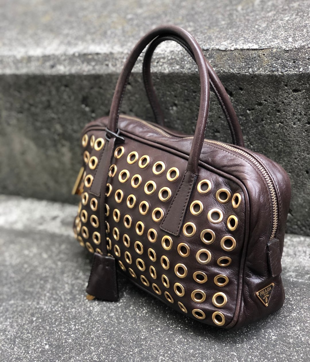 【日本直邮名牌二手包】PRADA普拉达铆钉皮革Cadena mini Boston mini bag 棕 vintage wmdn7p - 手提包/手提袋 - 真皮 咖啡色