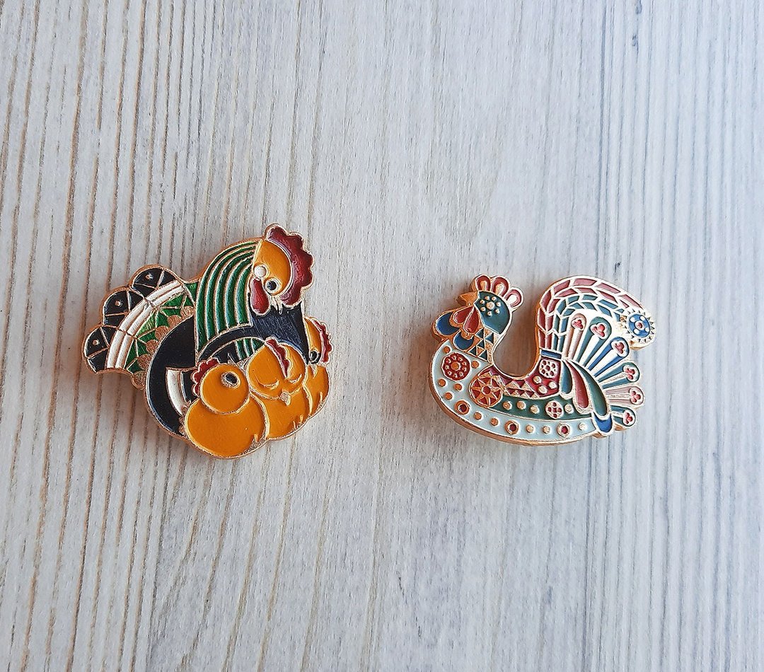 Birds pins: mother hen and peacock vintage Soviet pin badges - 徽章/别针 - 铝合金 
