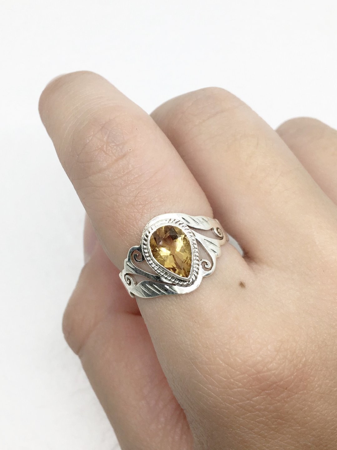 黄水晶925纯银雕花设计戒指 尼泊尔手工镶嵌制作 - 戒指 - 宝石 黄色