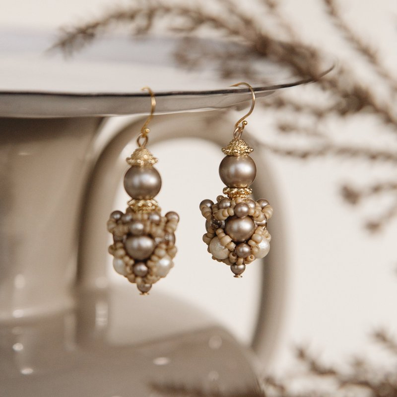 Gaea's Oasis Earrings 盖娅绿洲耳饰－燕麦金 - 耳环/耳夹 - 玻璃 卡其色