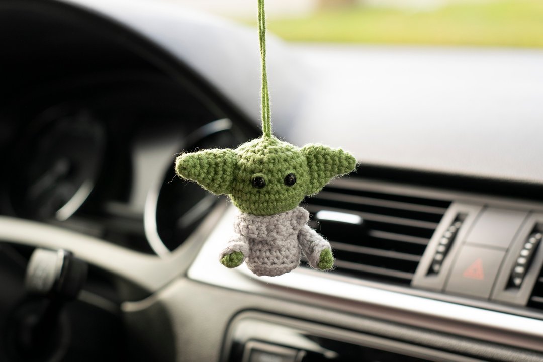 Baby Yoda car accessory, rear view mirror charm, Grogu pendant, 平安車掛, 针织玩具 汽車用品 - 吊饰 - 棉 绿色
