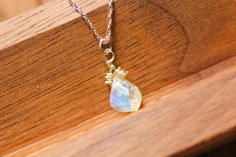 小巧冰种特色切割蓝月光石925纯银 锁骨颈链 - 颈链 - 宝石 白色