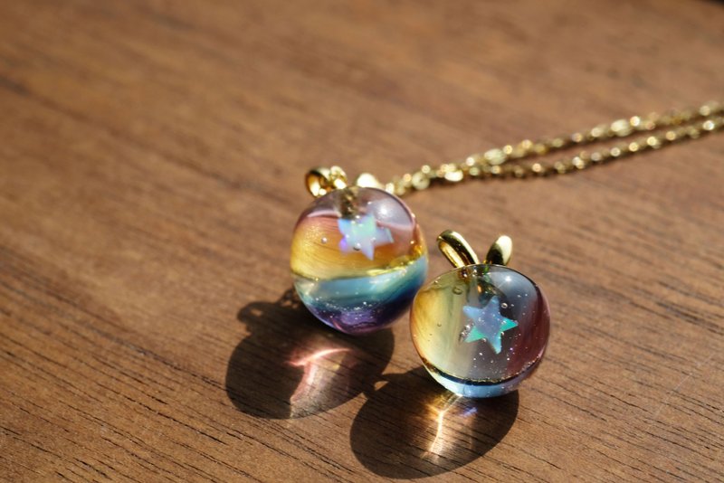 Rainbow Apple 彩虹苹果-琉璃吊坠 - 颈链 - 玻璃 多色
