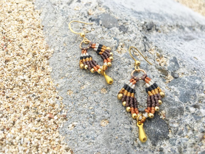 Macrame南美手工编织耳环 - 耳环/耳夹 - 丝．绢 咖啡色