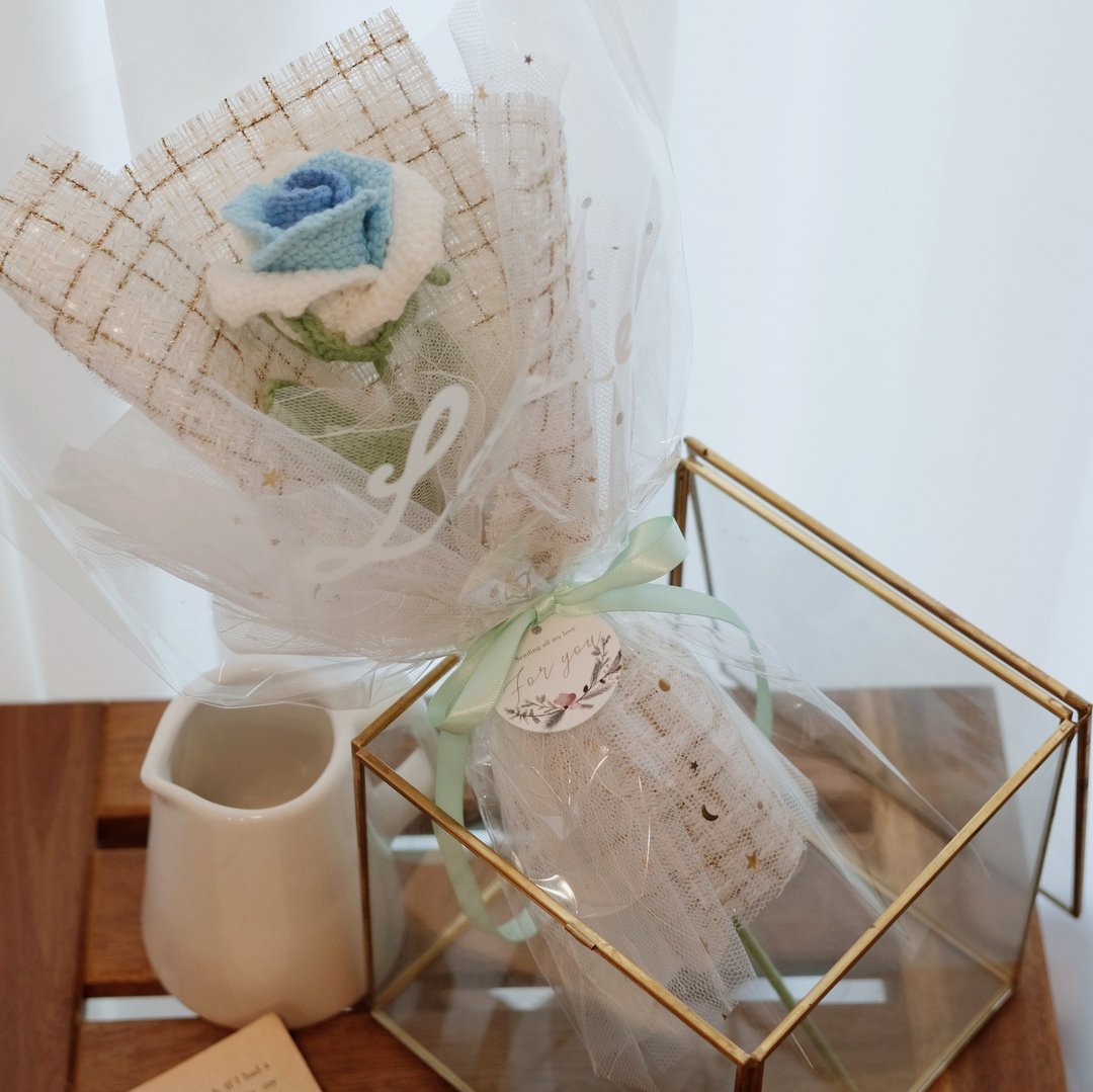 毛线玫瑰渐层蓝 情人节花束 附提袋 - 干燥花/捧花 - 棉 蓝色