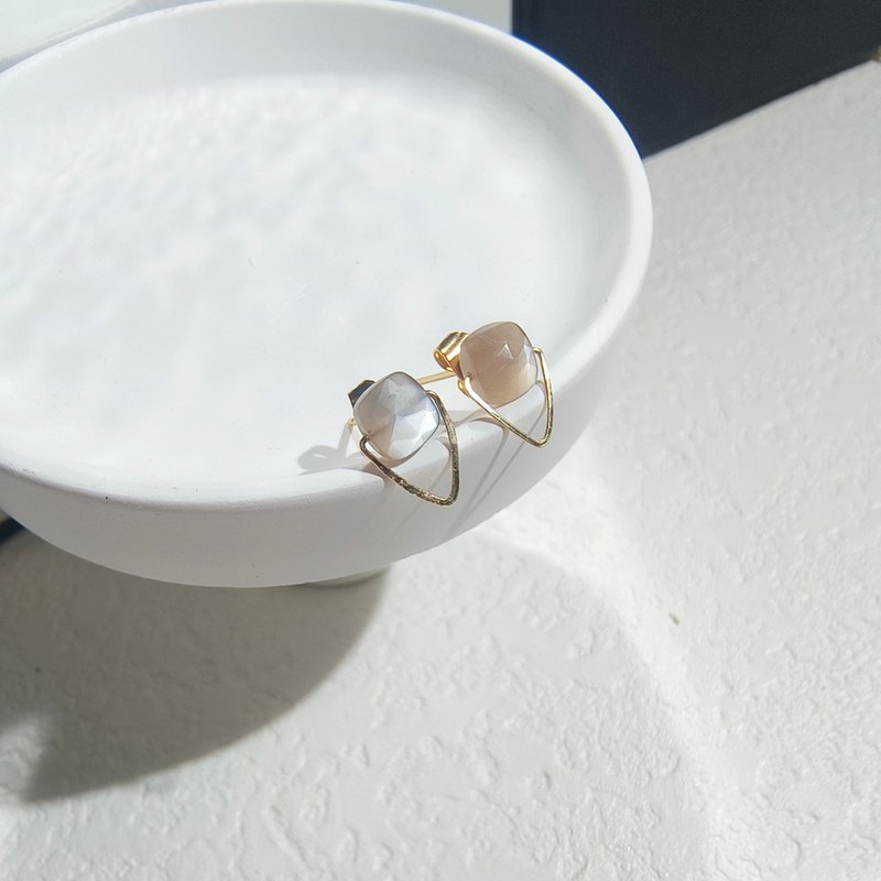 超闪天然印度刻面灰色方块月光石简约耳环,14k注金三角形耳钉 - 耳环/耳夹 - 宝石 灰色