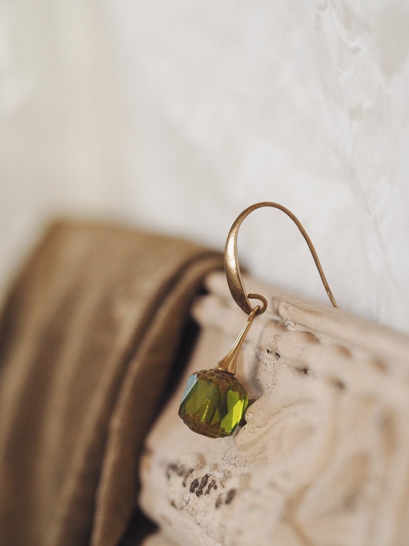 融彩水滴玻璃珠 黄铜弯月耳钩 古董绿 - 耳环/耳夹 - 铜/黄铜 绿色