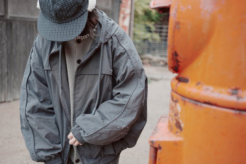 无人胜出雾面流线型飞行外套 - 2色 - 深灰 - 女装休闲/机能外套 - 棉．麻 卡其色