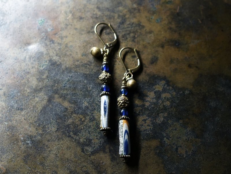 罗马玻璃上的眼状纹饰，点点黄铜、蓝色古董珠与民族铃铛的耳环 - 耳环/耳夹 - 玻璃 蓝色