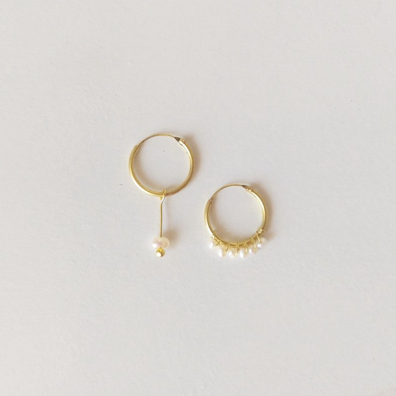 古典气息  不对称珍珠耳环 (针式/夹式) - 耳环/耳夹 - 其他金属 黄色