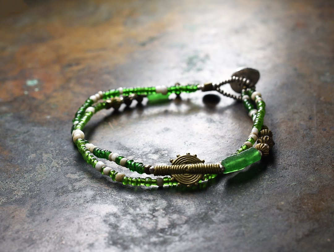 Ethnic vintage brass and roman glass, green, white seed beads double breath - 手链/手环 - 玻璃 绿色