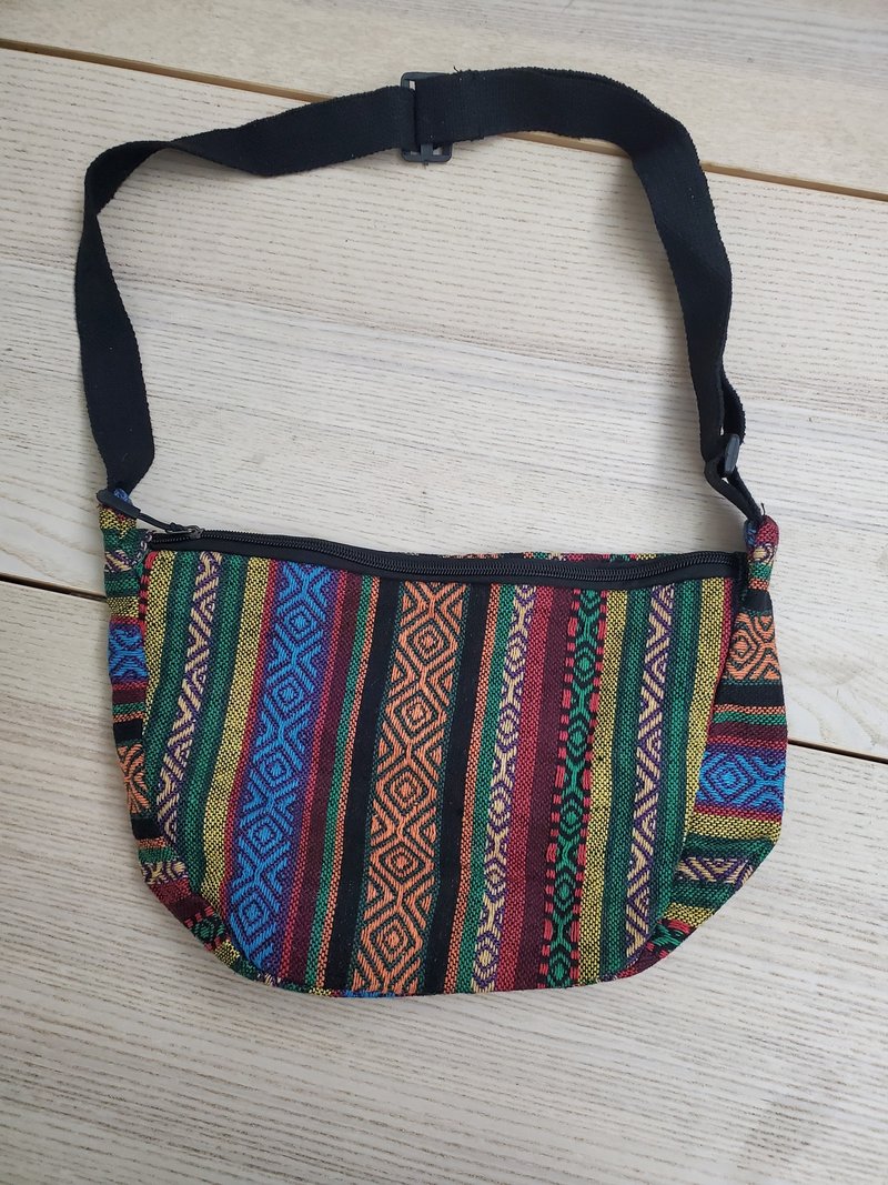 有礼貌穿搭 复古 民族风 图腾刺绣款 半月包 胸包 - 侧背包/斜挎包 - 棉．麻 多色