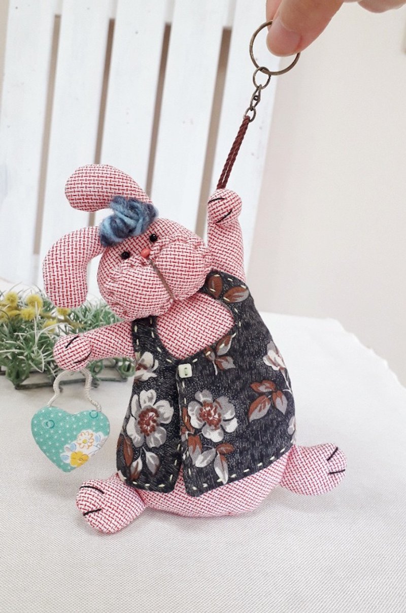 爱心兔钥匙吊饰/挂饰(背心款) - 钥匙链/钥匙包 - 棉．麻 粉红色