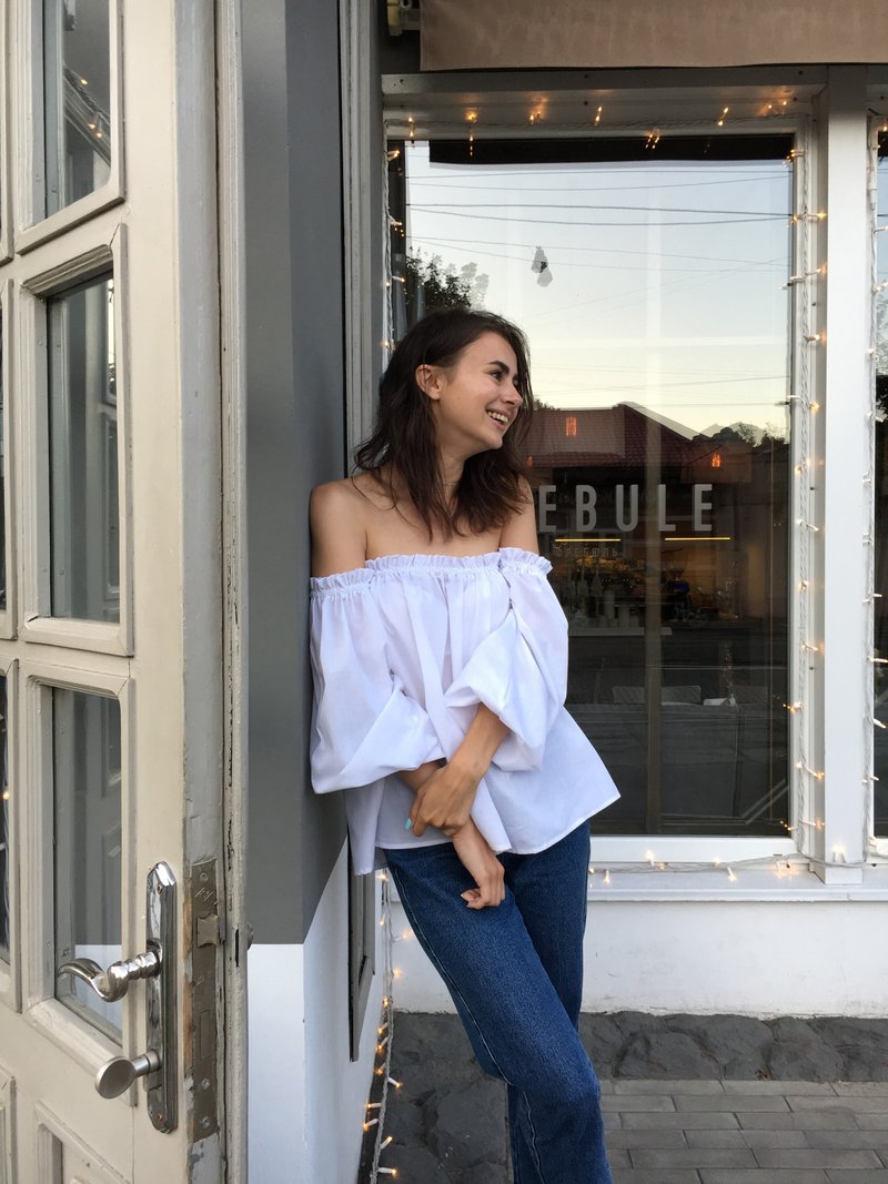 削肩白色棉质上衣，搭配蓬松袖。田园风格浪漫罩衫。 - 女装衬衫 - 其他材质 白色