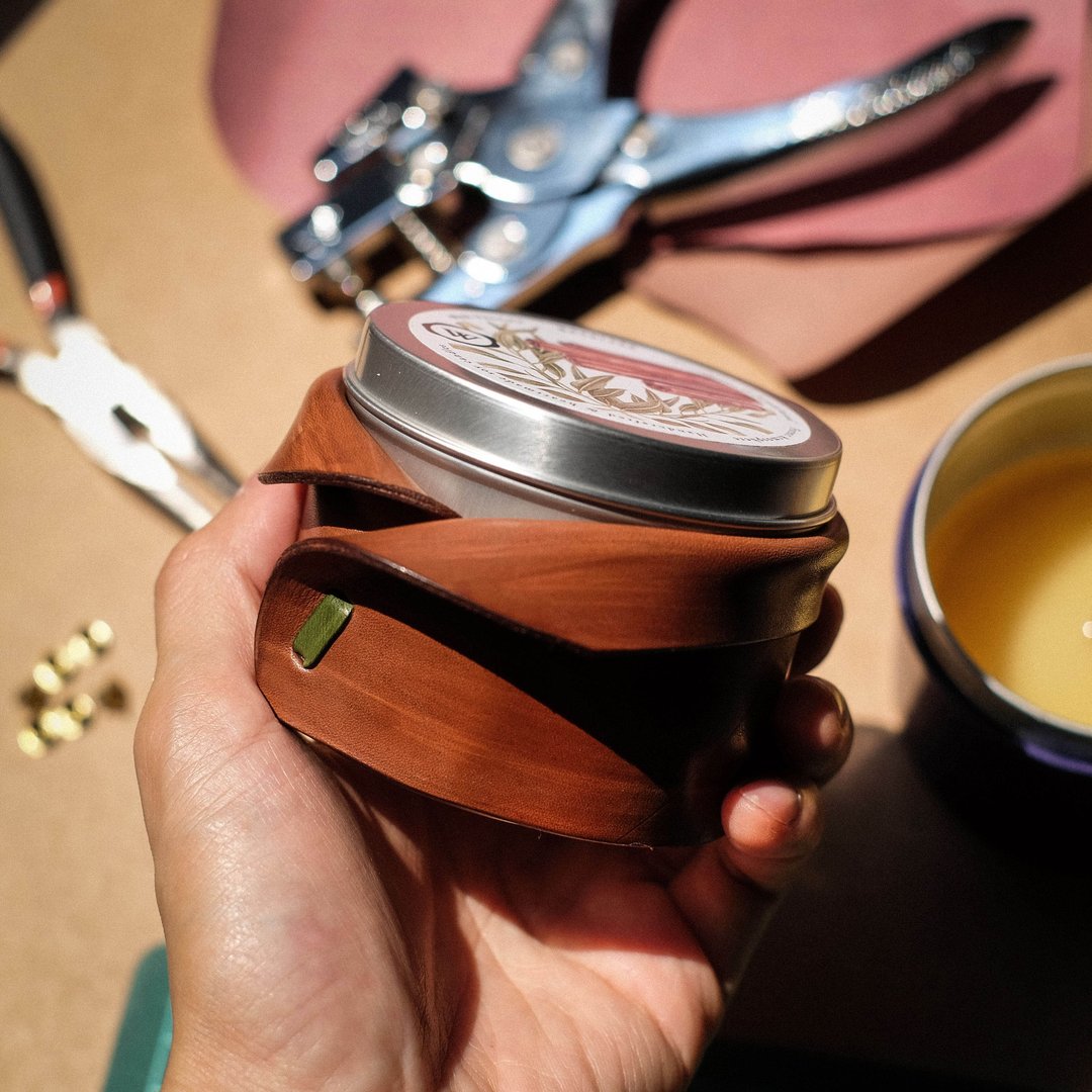 Leather Edition Soy Scented Candles Portable Tin & Handmade Leather Holder - 蜡烛/烛台 - 真皮 咖啡色