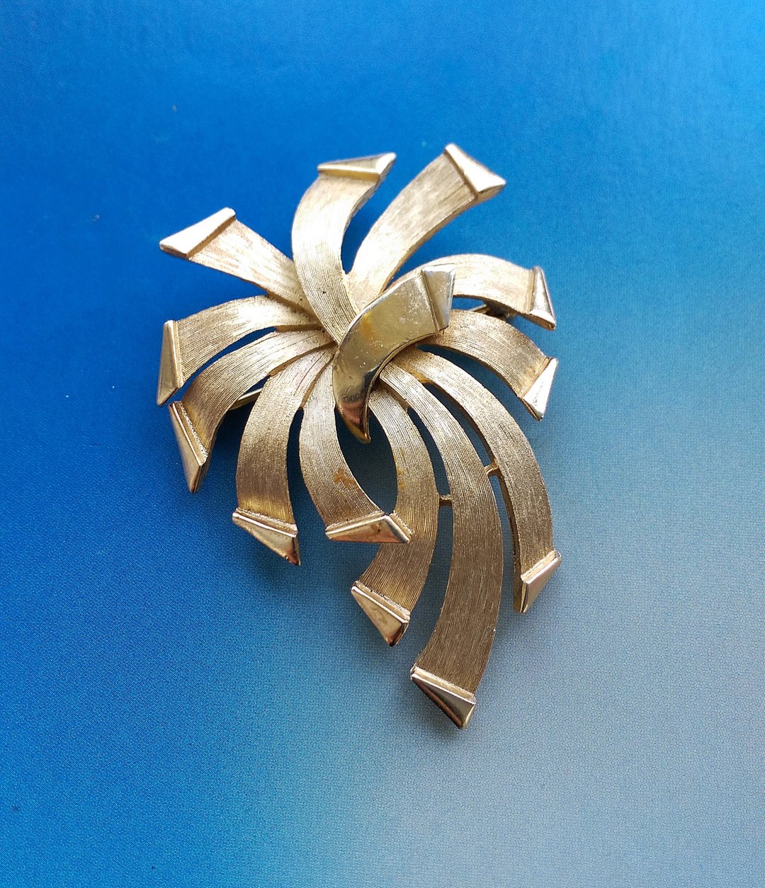 Vintage Jewelry 西洋古董饰品 TRIFARI 金色调 烟花缎带 别针 - 徽章/别针 - 其他金属 金色