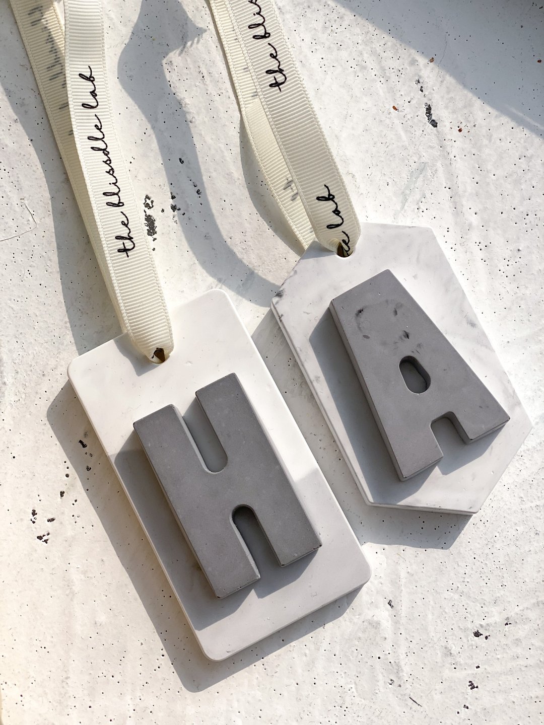 【定制化礼物】英文字母扩香吊饰 | 衣柜 车内挂件 结婚回礼 自订 - 摆饰 - 其他材质 