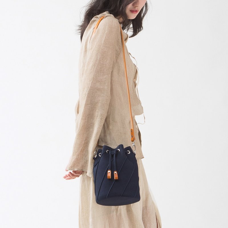 帆布水桶包 SEWING缝线工艺 真皮肩带版 8色可选 - 侧背包/斜挎包 - 棉．麻 蓝色