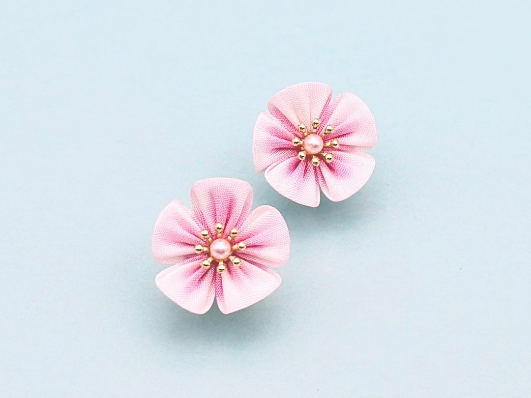 淡雅樱花．简约耳夹．手工染色．丝绸．蹙艺．和风．和服．垂坠．春季．珍珠．袴．毕业典礼．成人式．浴衣．烟火．赏花．日式小物．正式场合．入学．结婚 - 耳环/耳夹 - 丝．绢 粉红色