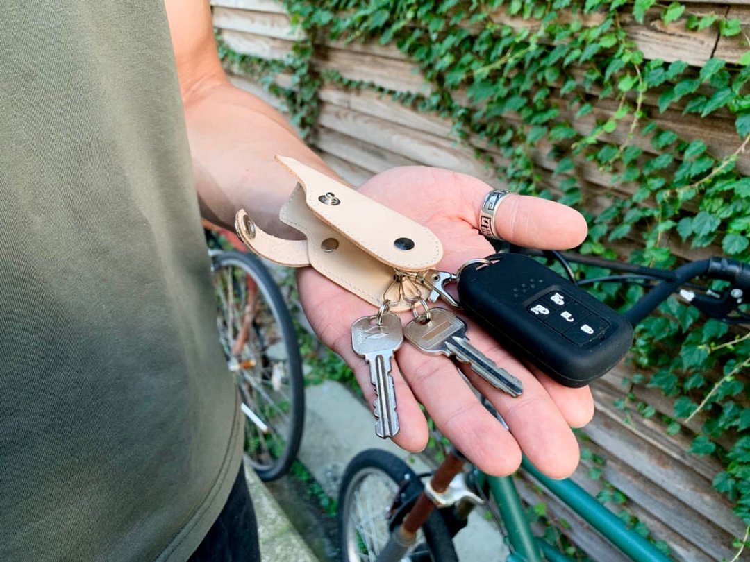 SLIDE Simple Nume Natural Slide Gun Key Case that fits in your hand Compact Storage SGK-WWW-W - 钥匙链/钥匙包 - 真皮 卡其色
