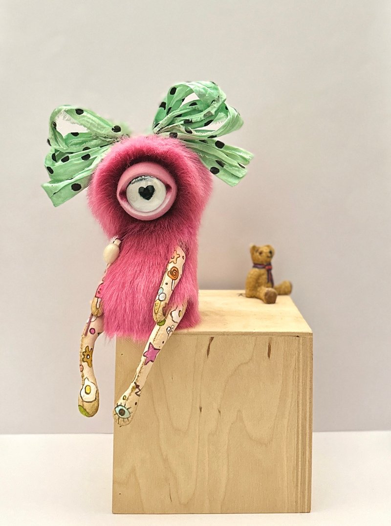 粉色独眼艺术娃娃 – 手工单眼怪兽毛绒玩偶，搭配大领结 – 超现实风格 - 玩偶/公仔 - 其他材质 粉红色