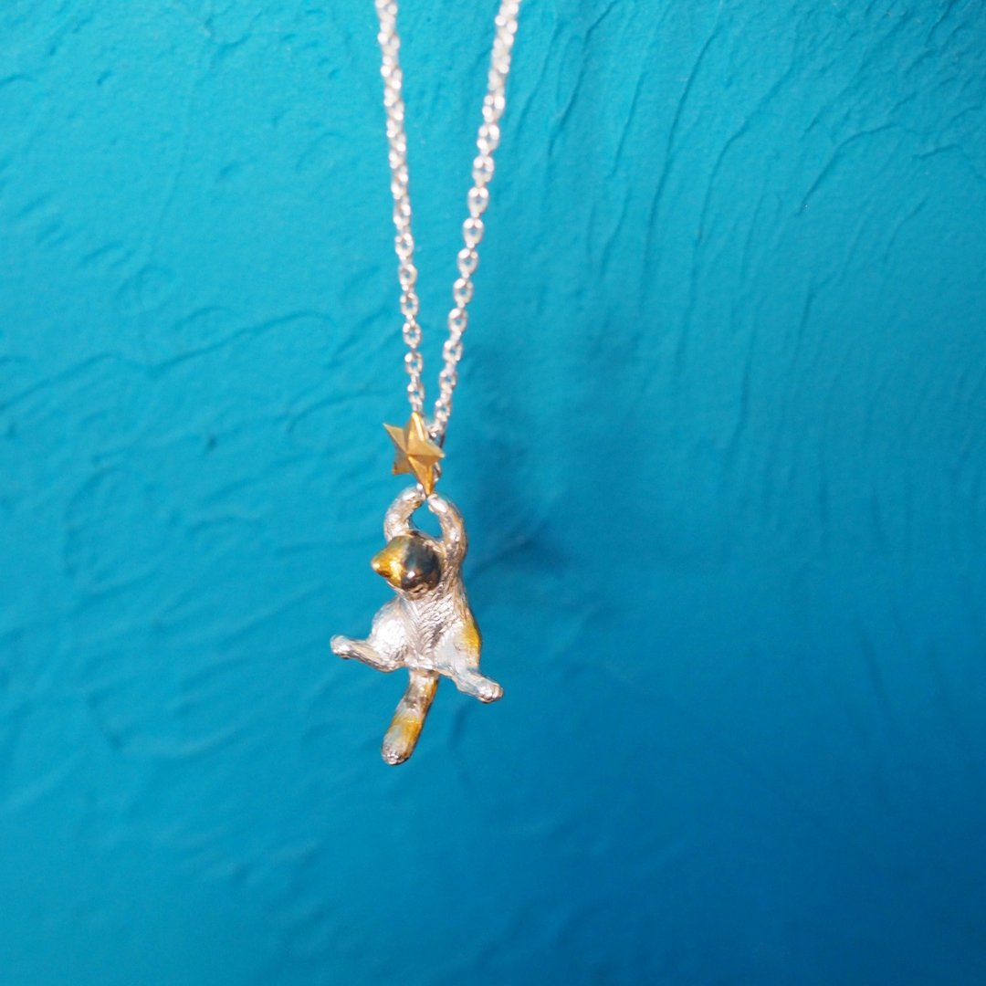 Calico cat pendant holding a star with both hands - 项链 - 纯银 金色
